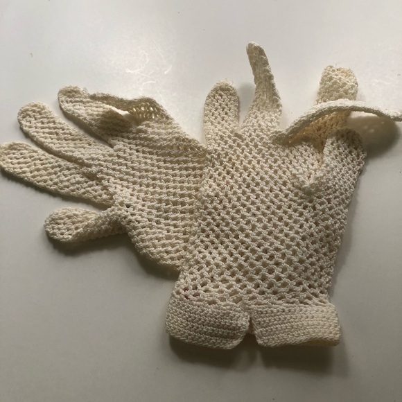 Elegant Cream Lace Gloves from the 30s or 40s. Gorgeous crochet gloves like new. - Picture 7 of 7